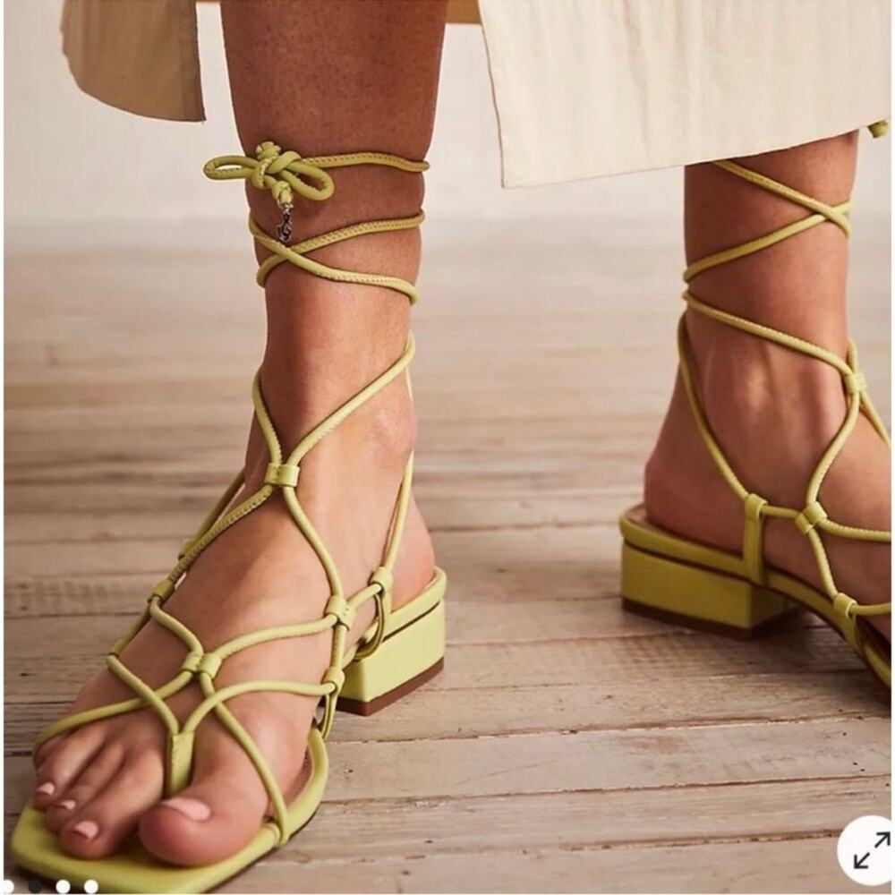 NWOB Sam Edelman “Daffy” tie up sandal in kiwi green lace up block heel basket